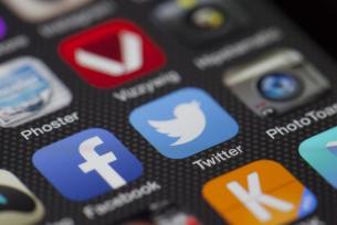 /Social%20media%20icons%20on%20screen%20of%20phone