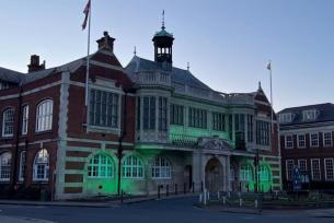 /Hendon%20Town%20Hall%20with%20green%20lights%20outside
